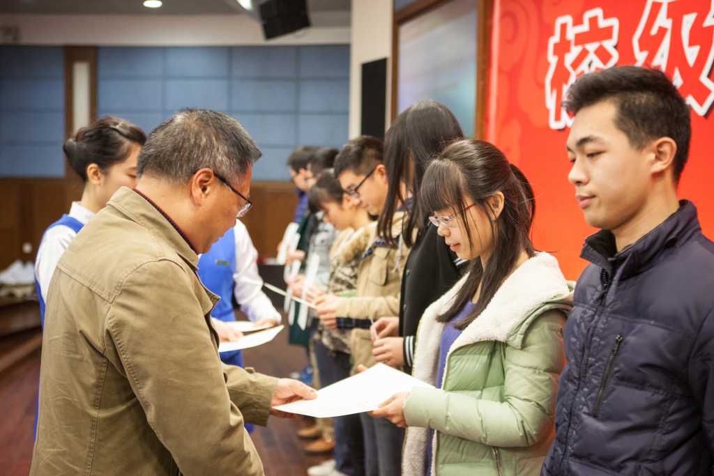 2015年度“2138cn太阳集团城英才”奖，，，74名学子受益