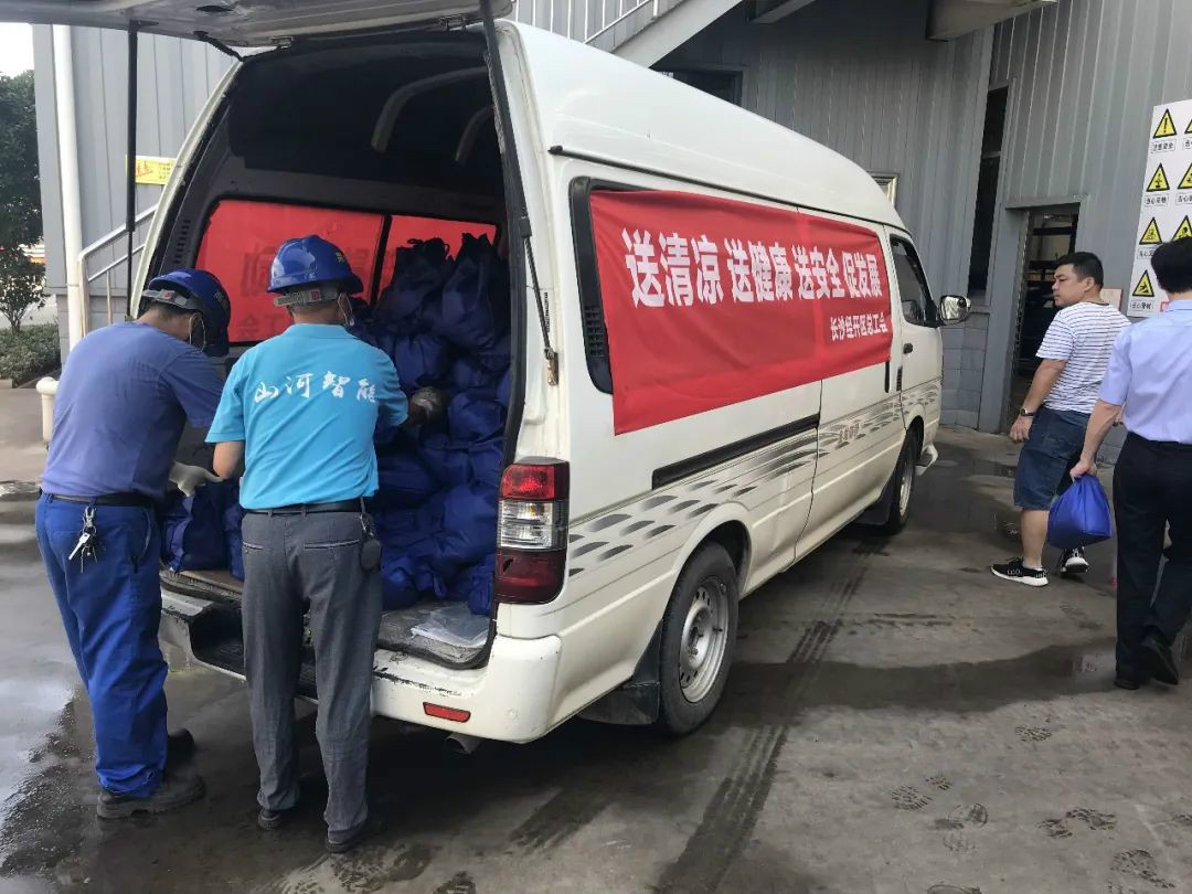 夏季炎炎送清冷，区总关切暖人心