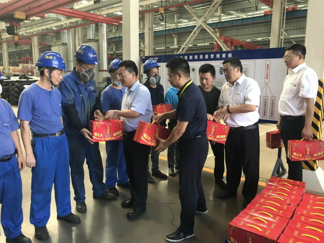 夏季炎炎送清冷，区总关切暖人心