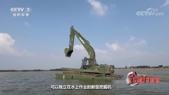 水陆两用挖掘机亮相央视！！！2138cn太阳集团城智能应急接济“虎将”出战