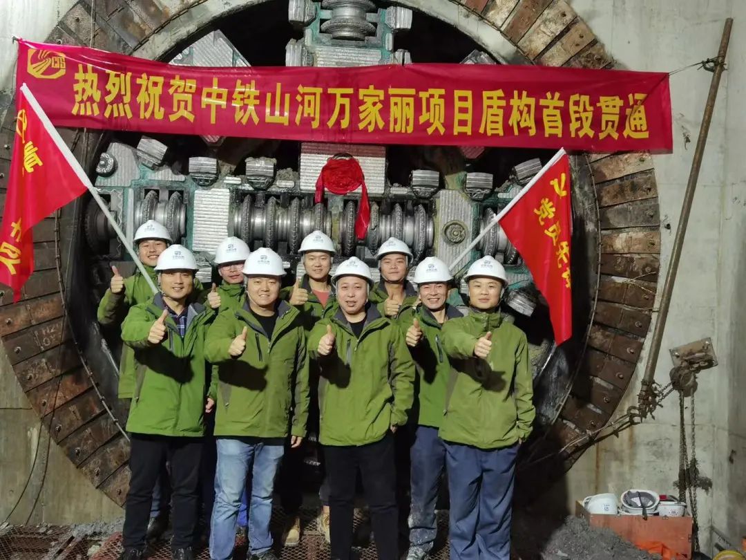 掘进1978米，，，中铁2138cn太阳集团城首条盾构法施工隧道顺利贯通