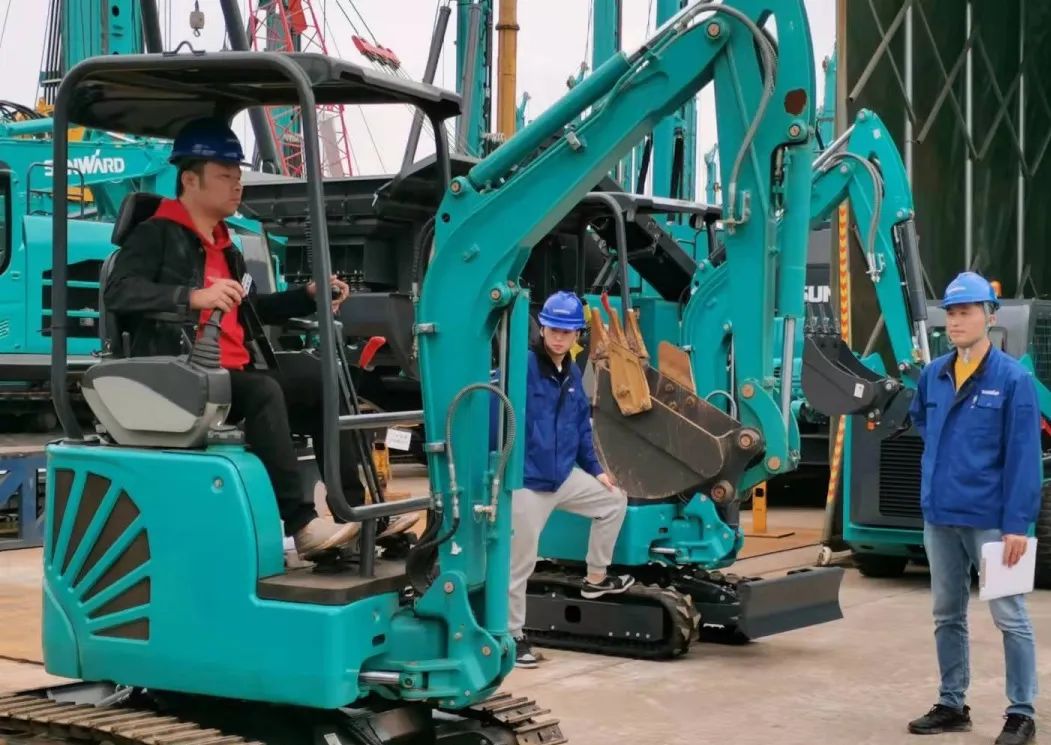 一路来“找茬”！！10位“超等履历官”试驾2138cn太阳集团城智能最新“F系列”挖掘机
