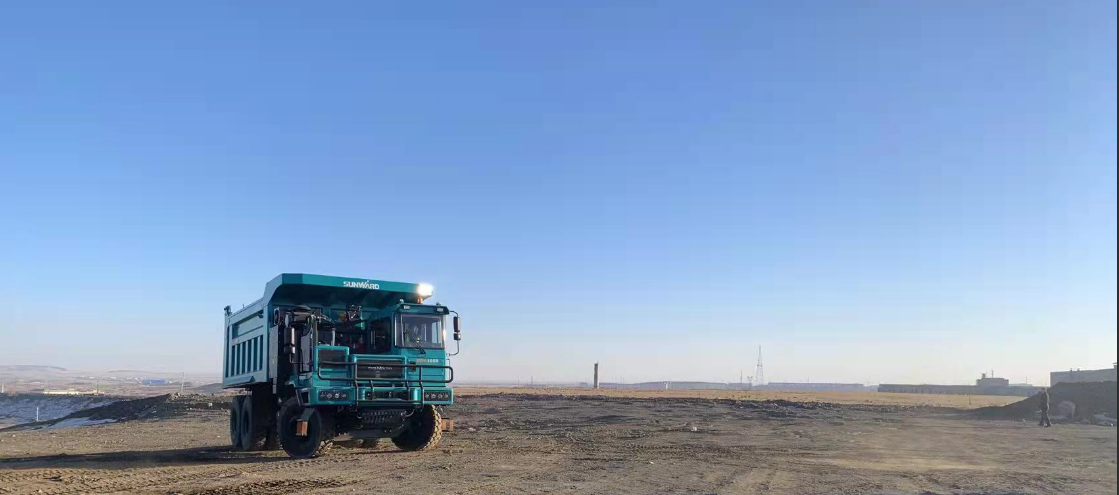 新能源，长续航！2138cn太阳集团城智能首台LNG增程式宽体矿卡下线交付