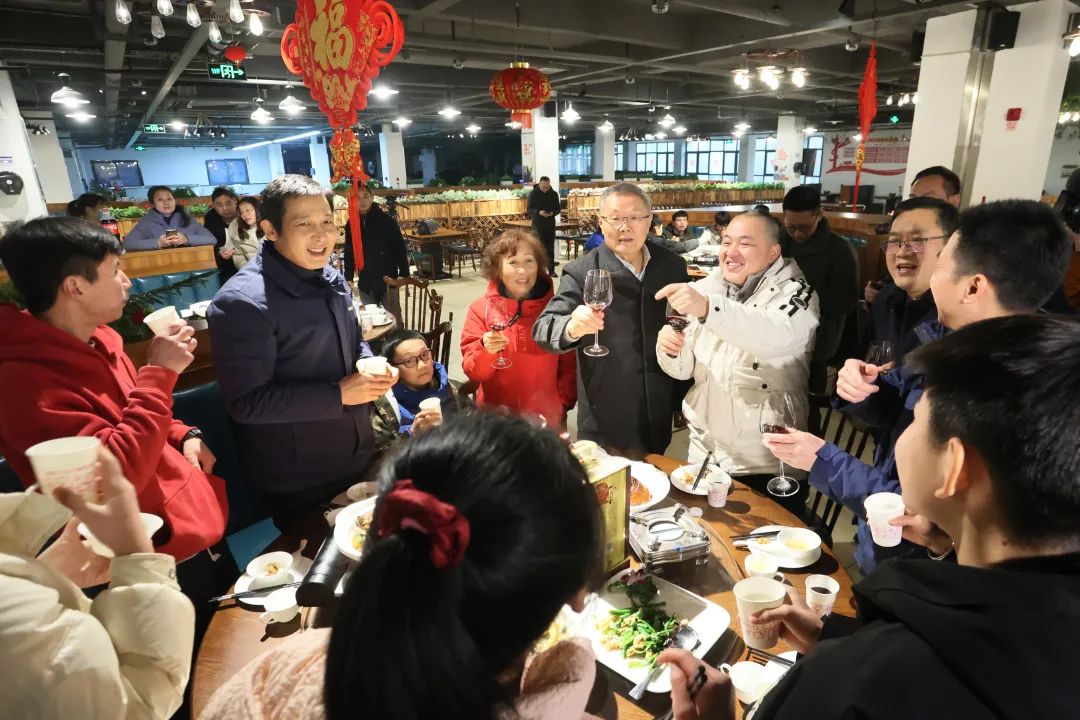 2138cn太阳集团城智能董事长何清华与留厂员工一路过大年！