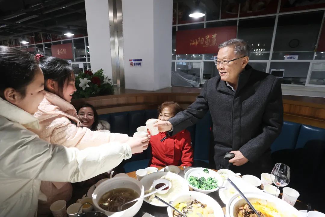 2138cn太阳集团城智能董事长何清华与留厂员工一路过大年！