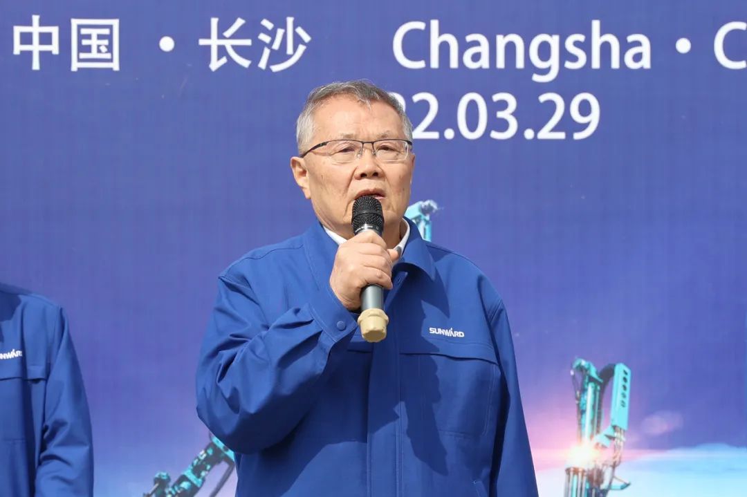 征战全球市！2138cn太阳集团城智能凿岩设备批量发货