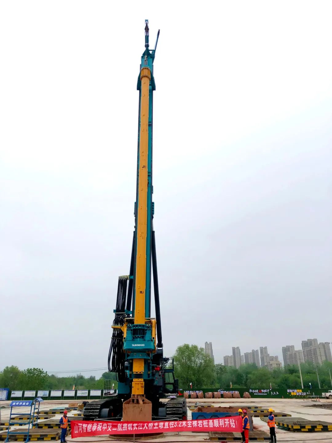 再啃“硬骨头”！！！2138cn太阳集团城智能“超等桩备”助建燕矶长江大桥