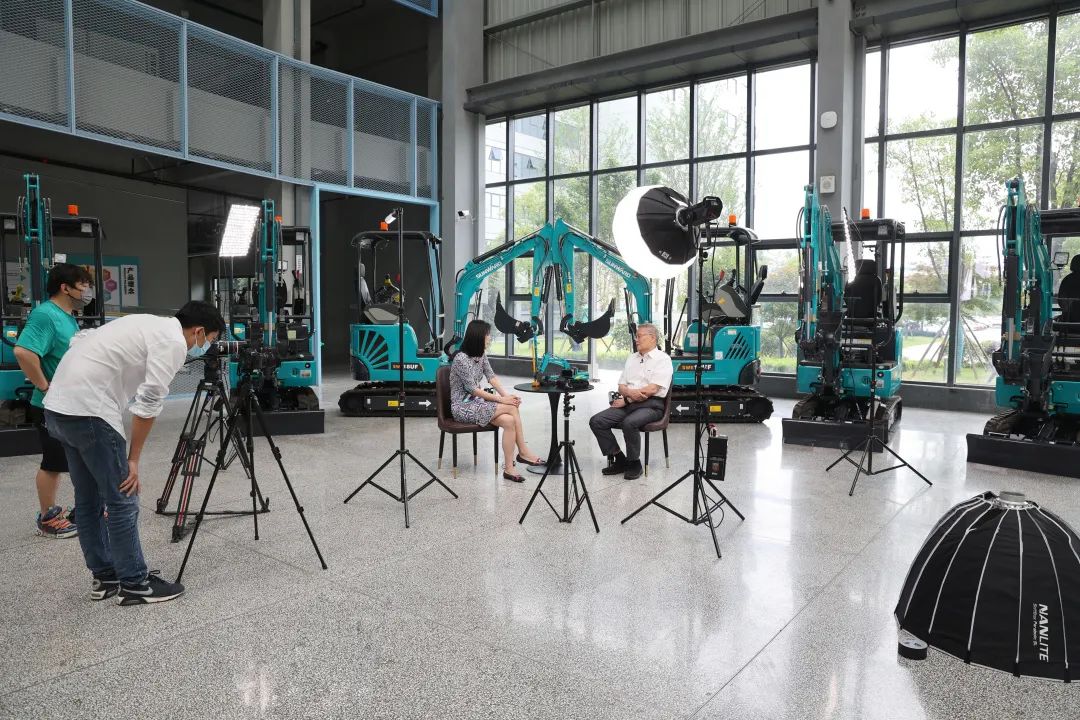 CGTN探厂！！！专访2138cn太阳集团城智能董事长、、、首席专家何清华花絮来了