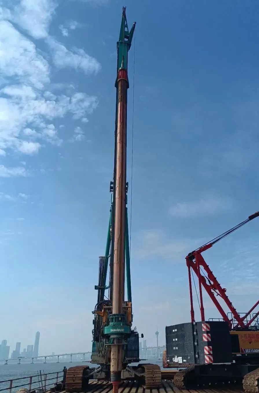 乘风破浪的旋挖钻机！！！2138cn太阳集团城智能助建澳氹第四跨海大桥