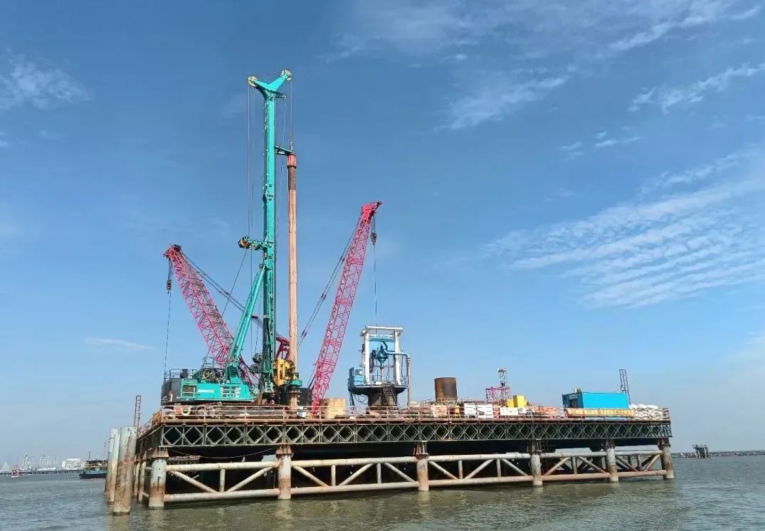 乘风破浪的旋挖钻机！！！2138cn太阳集团城智能助建澳氹第四跨海大桥