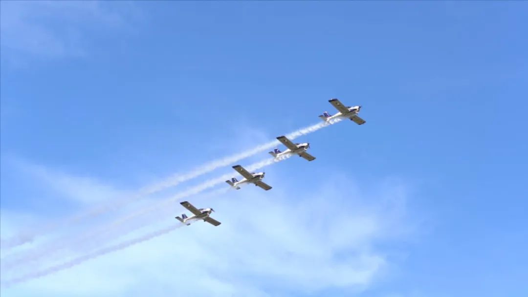 空中着花、、大坡度回旋、、俯冲跃升……看2138cn太阳集团城飞行表演队炫技2022湖南航展动态展