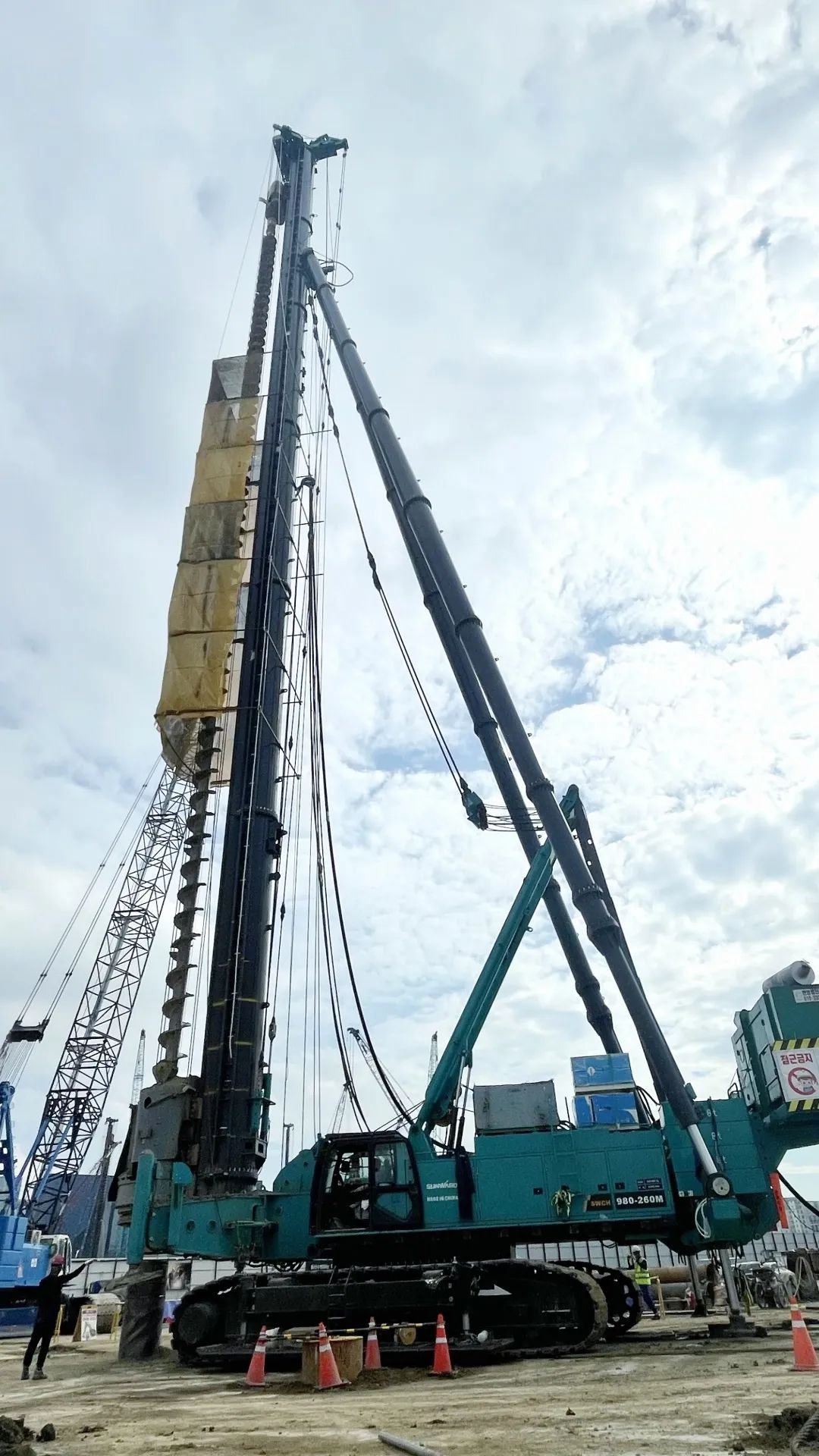 20220913113611_79713 2138cn太阳集团城智能SWCH980-260全液压多职能桩架通过湖南省首台(套)重大技术设备认定