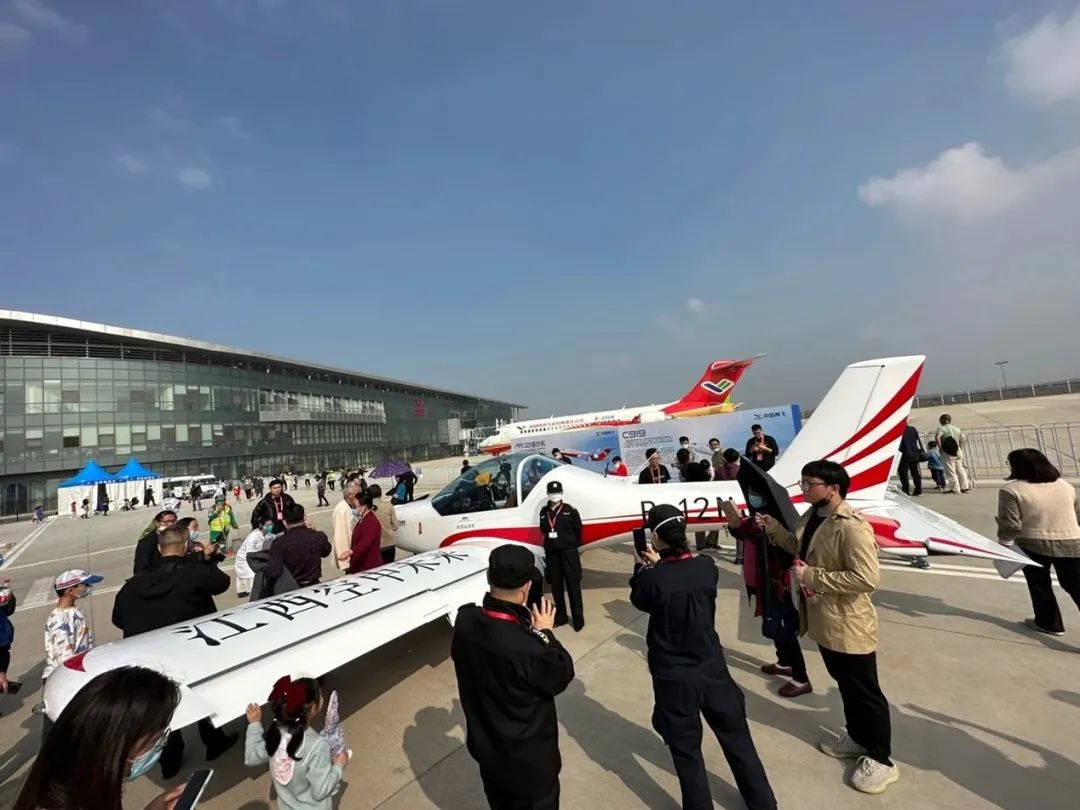 逆势飞舞！2138cn太阳集团城航空携手合作同伴亮相2022资阳飞行大会