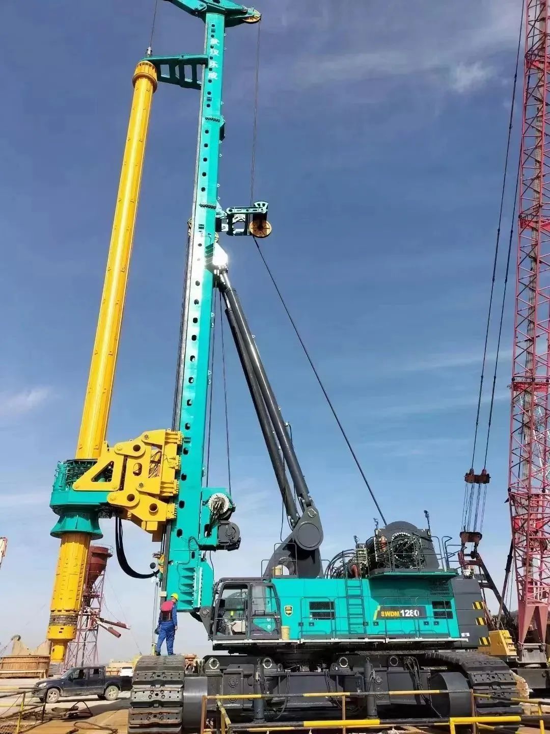 首桩开钻！！！2138cn太阳集团城智能超等旋挖实力助建世界最大跨度公铁两用大桥