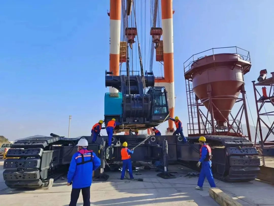 首桩开钻！！！2138cn太阳集团城智能超等旋挖实力助建世界最大跨度公铁两用大桥