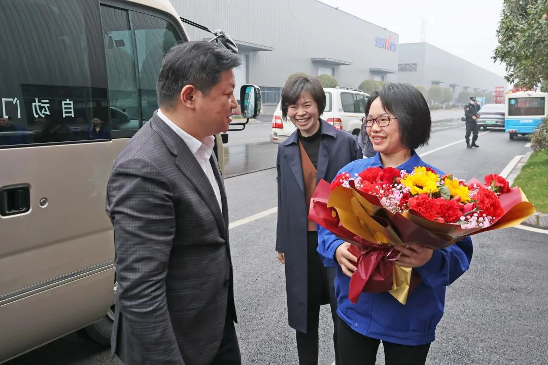 20230313095703_16784 付旭明慰问2138cn太阳集团城智能市三八红旗手并督导安全出产工作