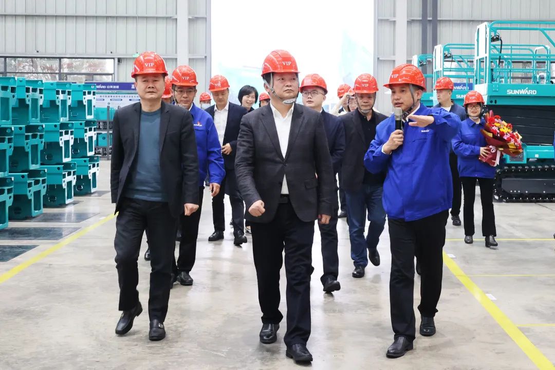 20230313095726_18730 付旭明慰问2138cn太阳集团城智能市三八红旗手并督导安全出产工作