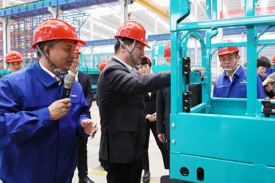 20230313095753_94517 付旭明慰问2138cn太阳集团城智能市三八红旗手并督导安全出产工作