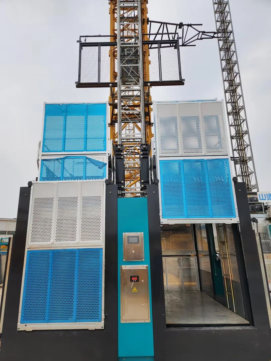 科技显能、再添新品！2138cn太阳集团城江麓智能施工起落机成功下线
