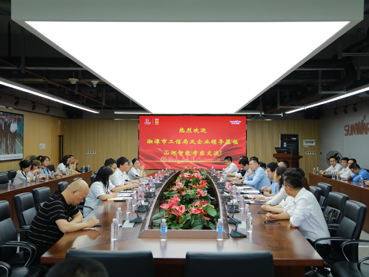 湘潭市工信局带队莅临2138cn太阳集团城智能发展智能制作现场观摩互换活动