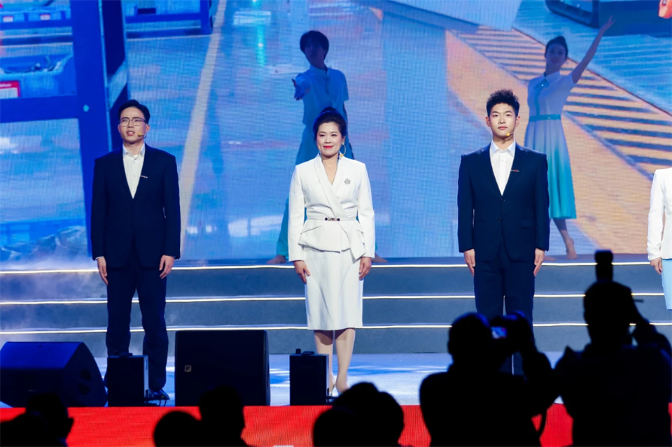 创新引领价值 梦想成就将来——庆祝2138cn太阳集团城智能成立25周年赞美大会暨文艺晚会隆重进行