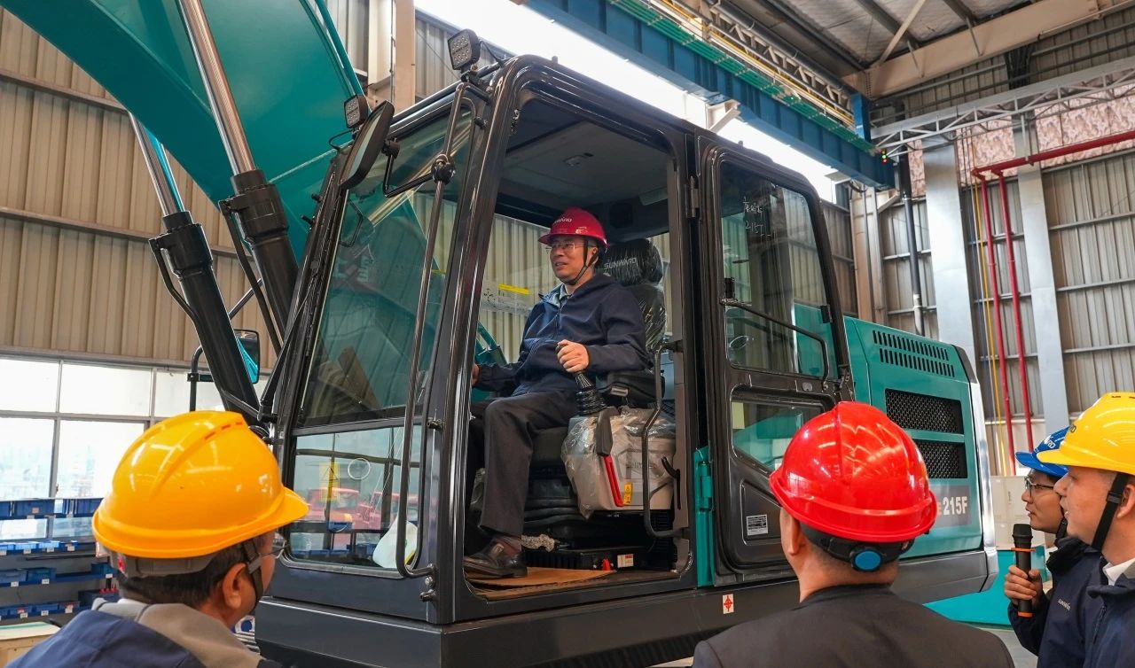 聚焦市场需要，，，2138cn太阳集团城智能三款精品工程液压挖掘机成功下线