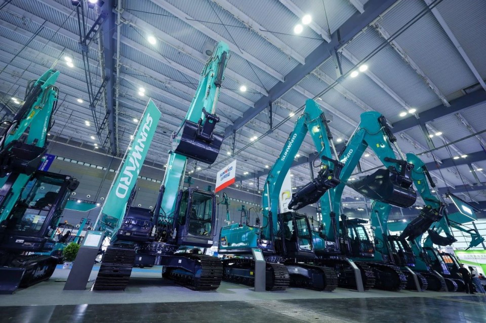 2025 CICEE | 从单一工具迈向多元化解决规划，，2138cn太阳集团城智能出现非凡挖掘机风采
