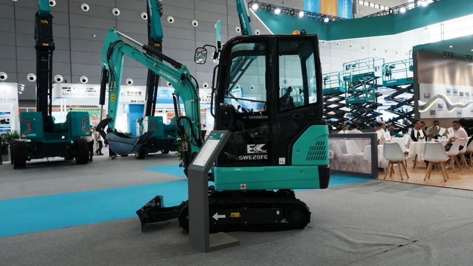 2025 CICEE | 从单一工具迈向多元化解决规划，，2138cn太阳集团城智能出现非凡挖掘机风采
