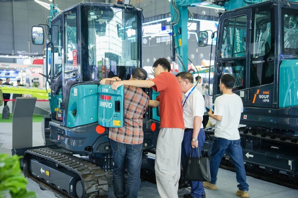 2025 CICEE | 从单一工具迈向多元化解决规划，，2138cn太阳集团城智能出现非凡挖掘机风采