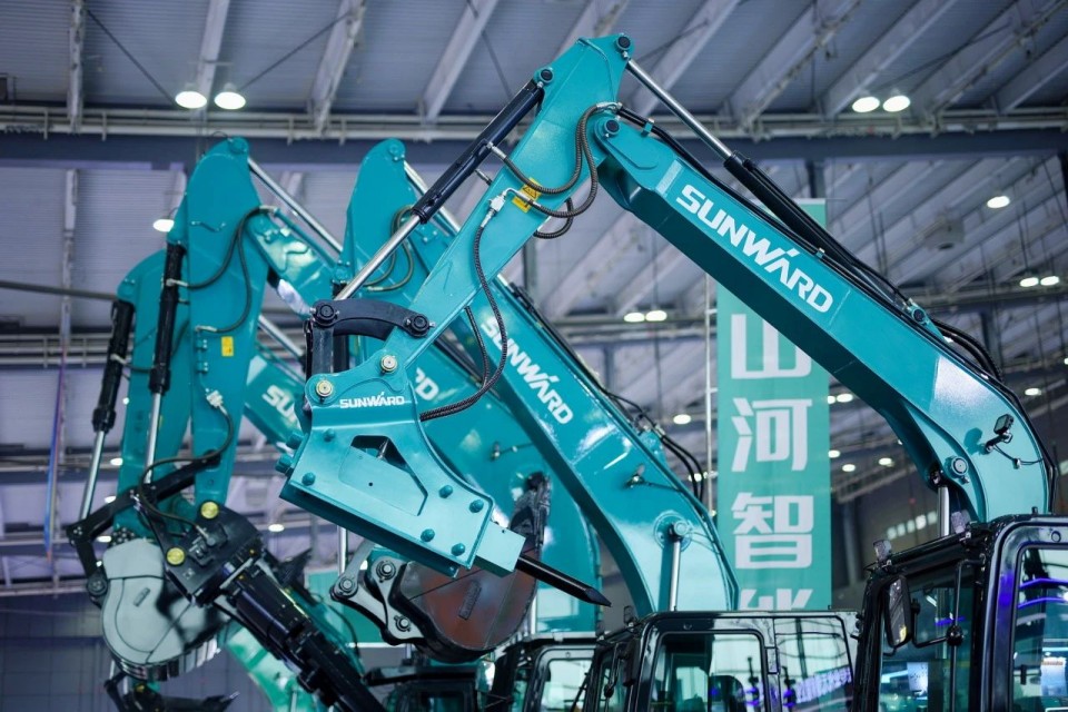 2025 CICEE | 从单一工具迈向多元化解决规划，，2138cn太阳集团城智能出现非凡挖掘机风采