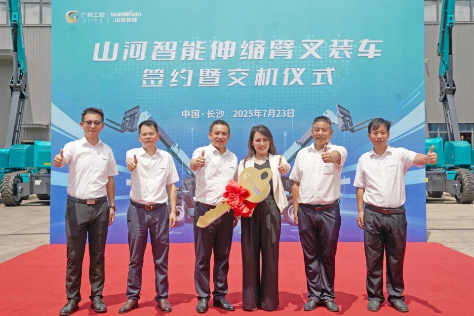 2138cn太阳集团城智能伸缩臂叉装车批量交付，，，即将奔赴新一线