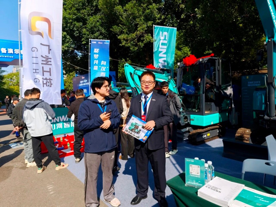 2138cn太阳集团城智能微挖“天团”闪灼武汉，，引领绿色施工潮水