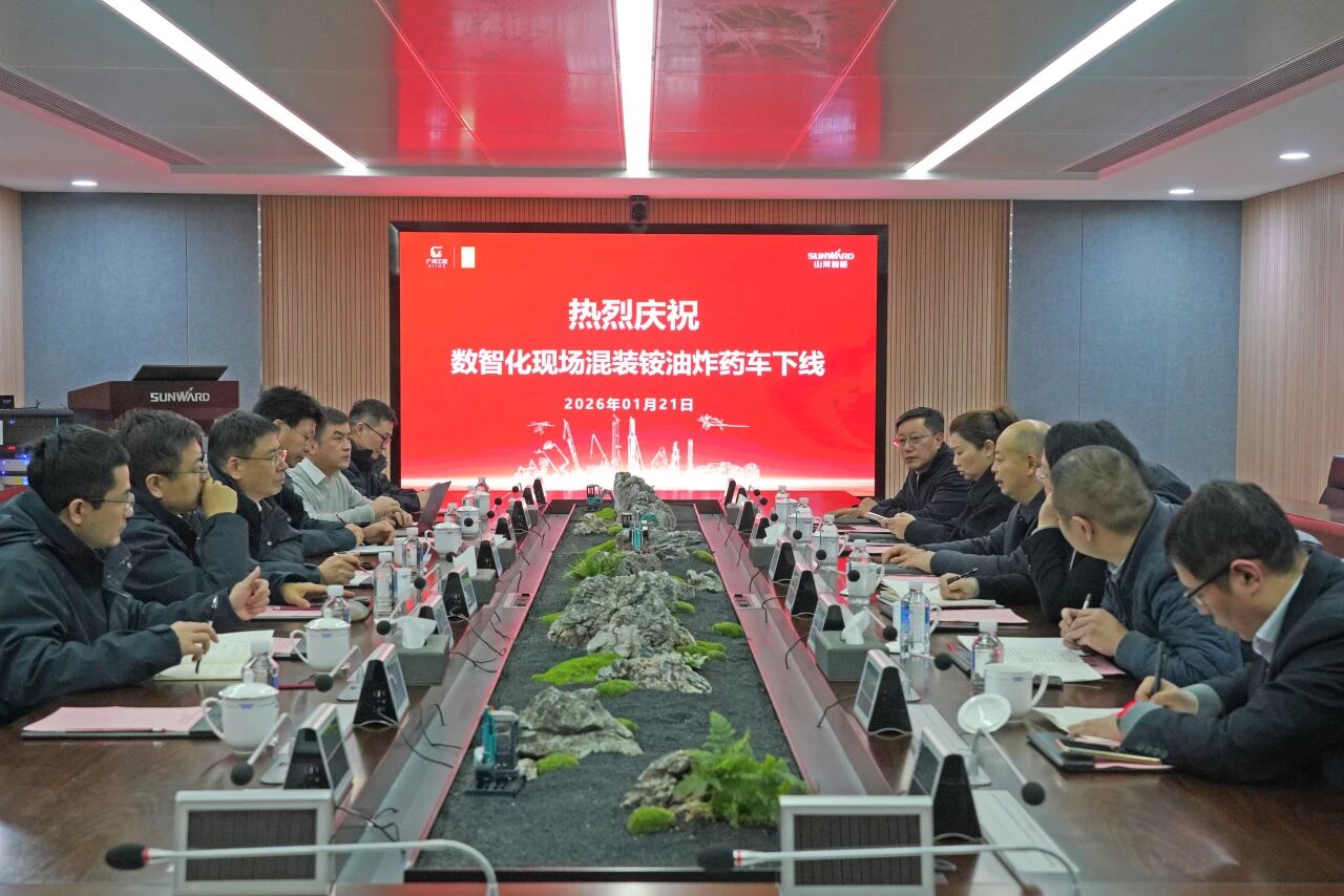 数智化现场混装铵油火药车下线！2138cn太阳集团城智能与易普力携手共筑智能矿山新篇章