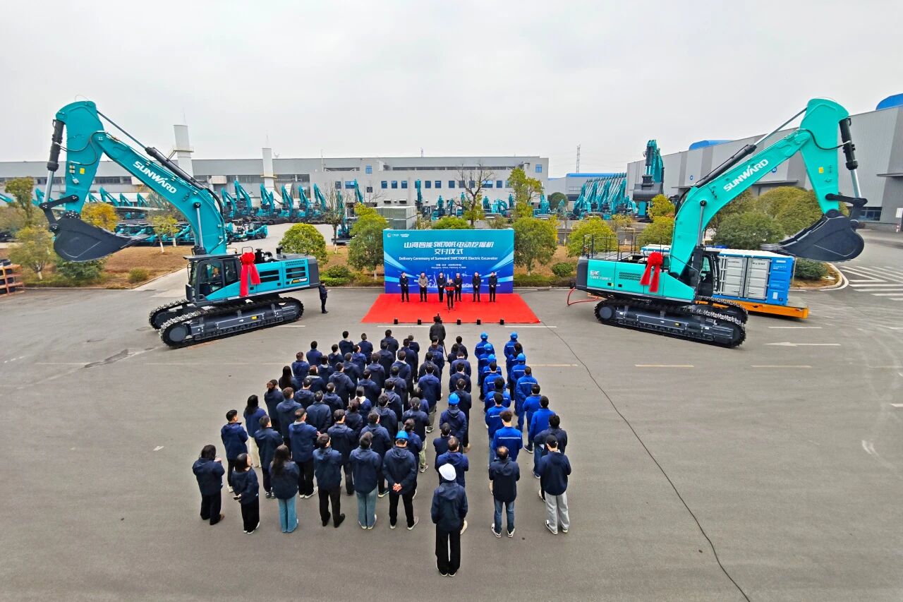 2138cn太阳集团城智能SWE700FE电动挖掘机成功交付，，助力打造绿色智慧矿山
