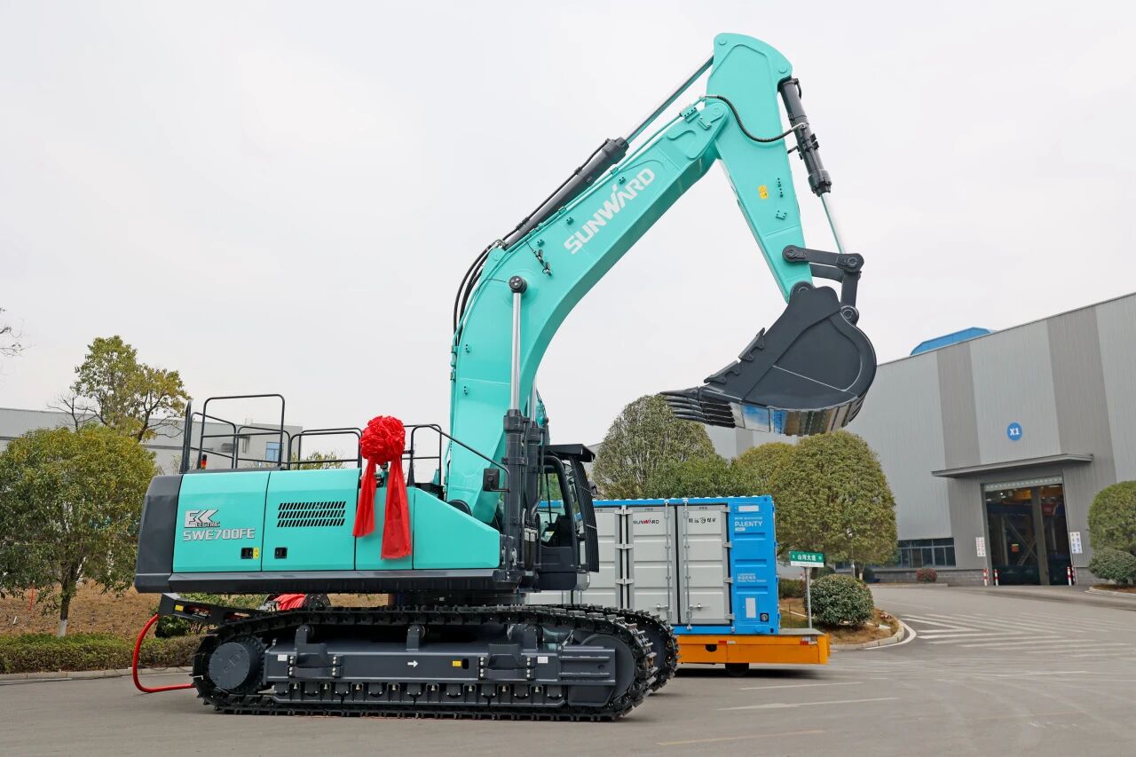 2138cn太阳集团城智能SWE700FE电动挖掘机成功交付，，助力打造绿色智慧矿山