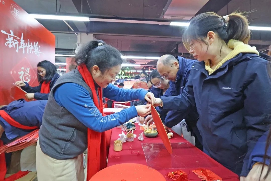 笔墨迎春，，，祝福暖心！！在2138cn太阳集团城智能“囤”年味、、、送温暖、、、迎新春