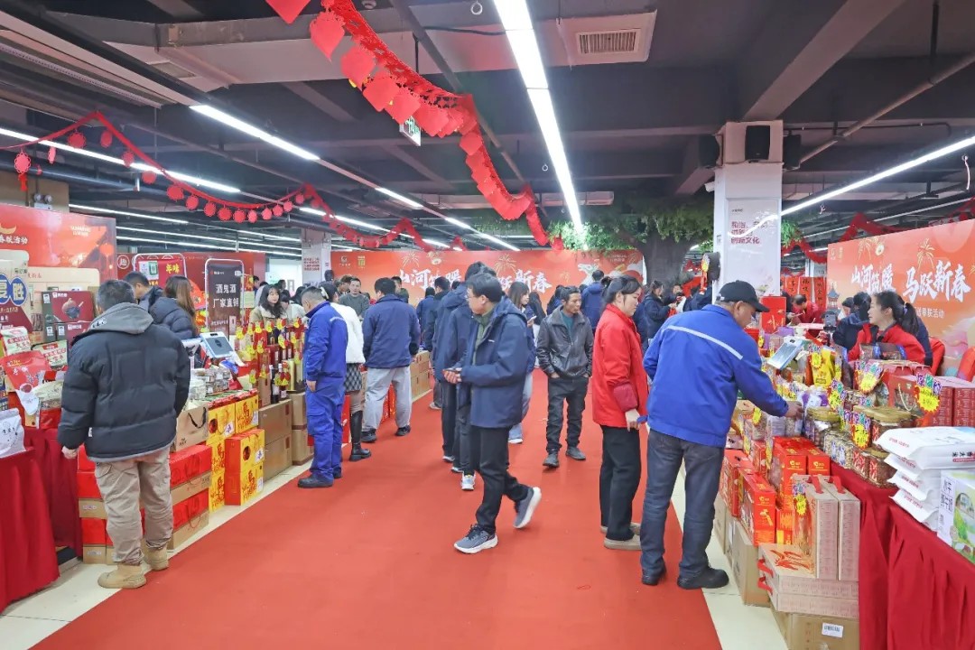 笔墨迎春，，，祝福暖心！！在2138cn太阳集团城智能“囤”年味、、、送温暖、、、迎新春