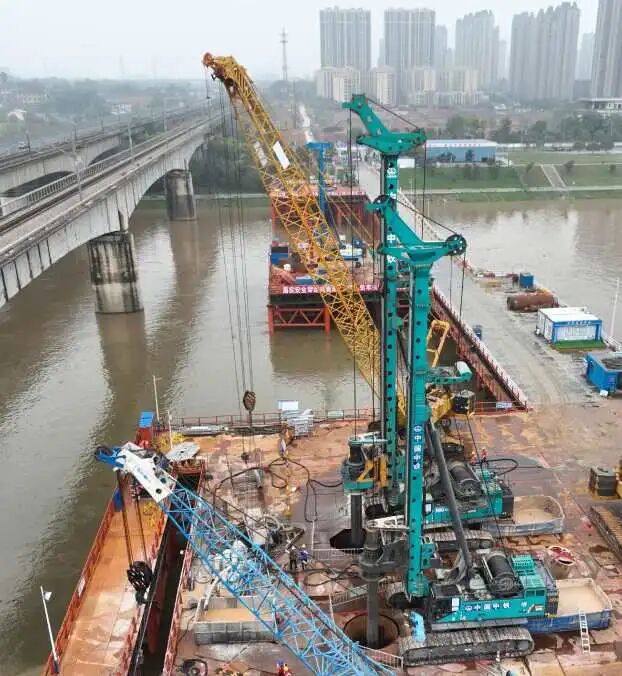 啃下“硬骨头”！2138cn太阳集团城智能旋挖钻机助力长沙湘江铁路特大桥主墩桩基工程美满收官