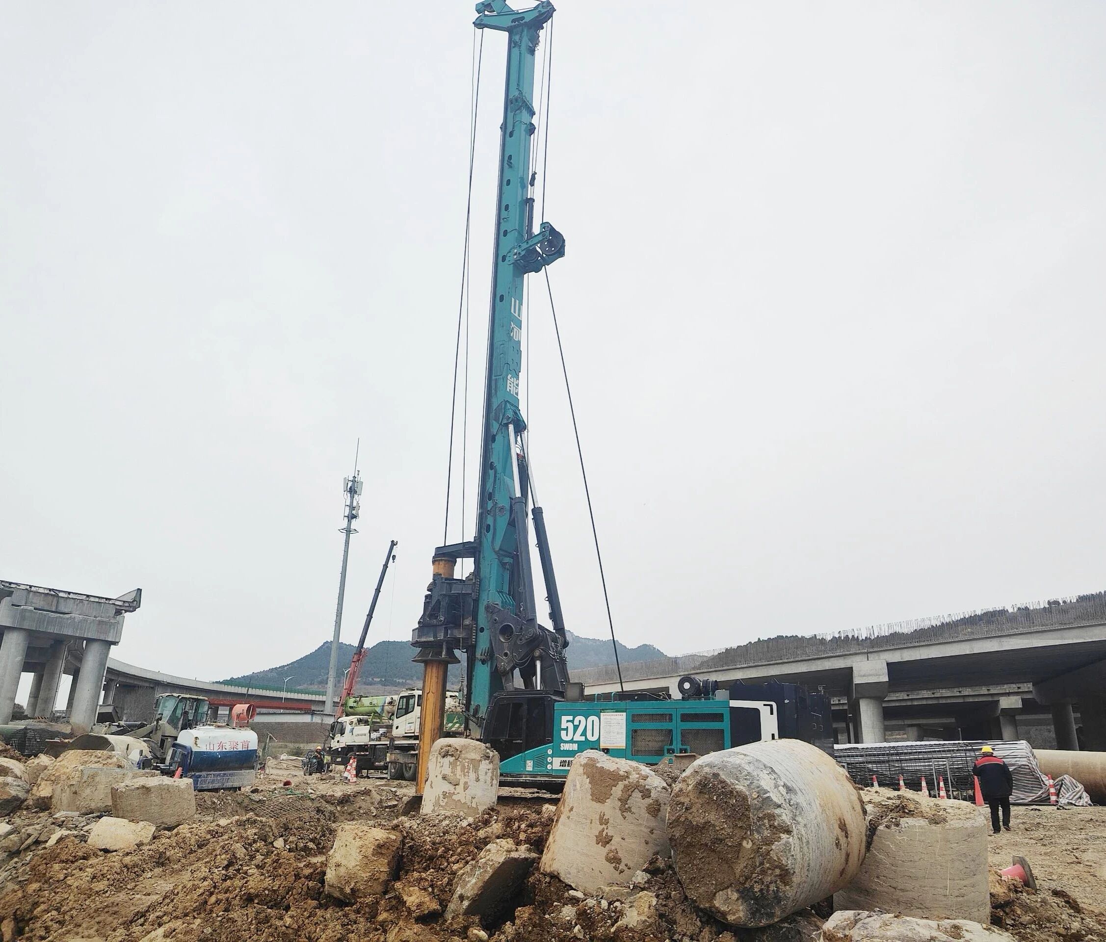 “亮剑”赤峰绕城改扩建项目，，，2138cn太阳集团城智能增程式电动旋挖钻机高效入岩受好评