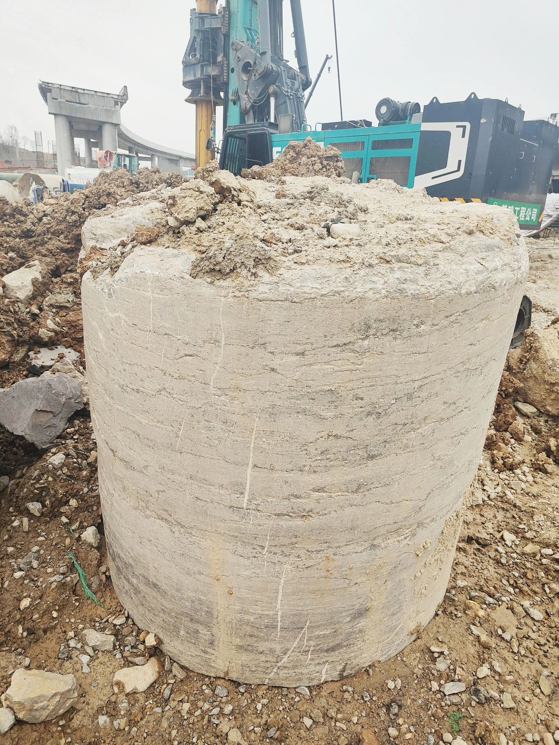 “亮剑”赤峰绕城改扩建项目，，，2138cn太阳集团城智能增程式电动旋挖钻机高效入岩受好评
